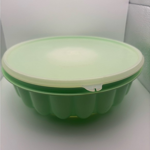 Tupperware Vintage green jello mold - Picture 1 of 4